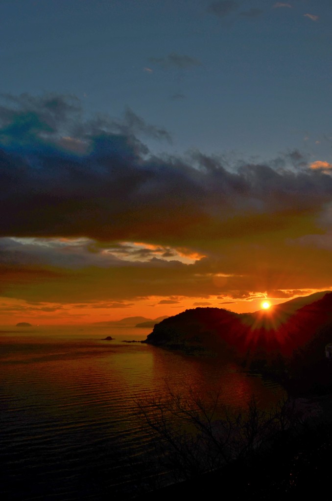 雲間の夕日