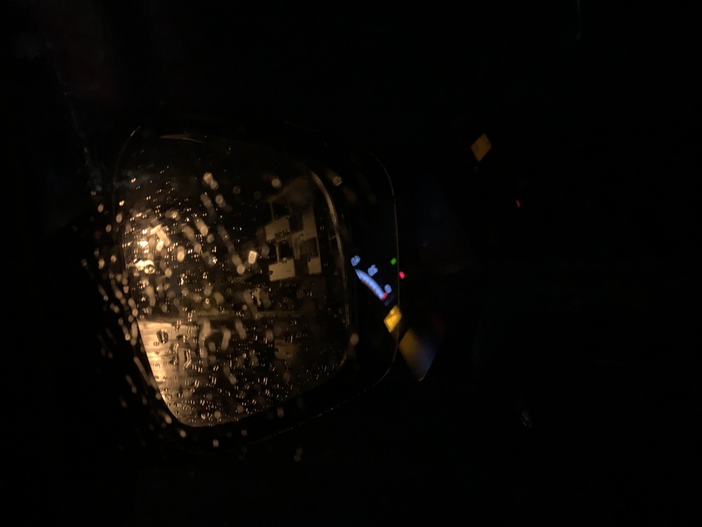 深夜のドライブ、雨、疲れたので帰って寝よう