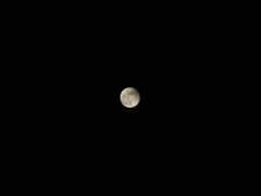 皆既月食も終わり、ほとんどもとの満月に　PB080047