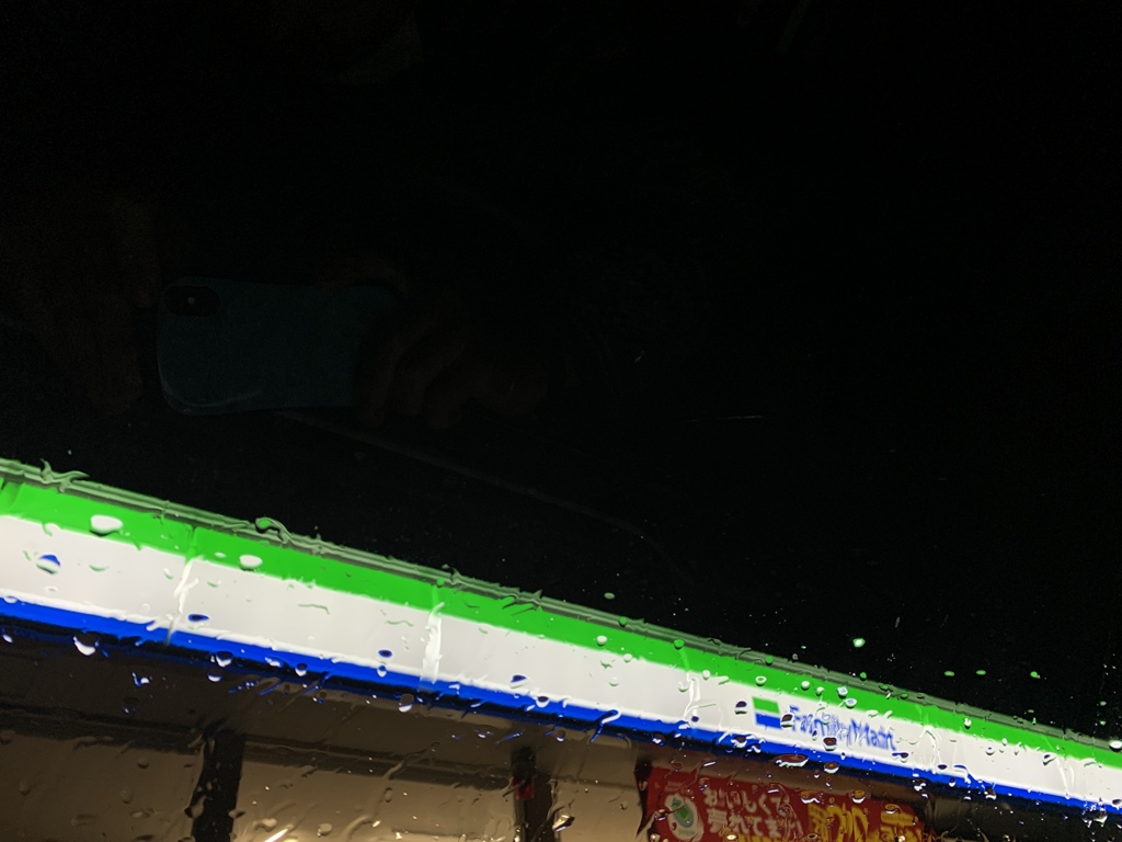 雨の深夜のドライブでコンビニ