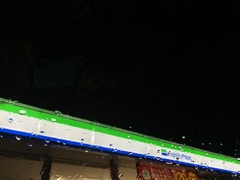 雨の深夜のドライブでコンビニ