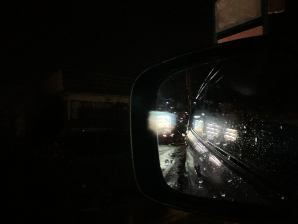 深夜の雨のドライブ、疲れた、早く帰って寝よう、自販機