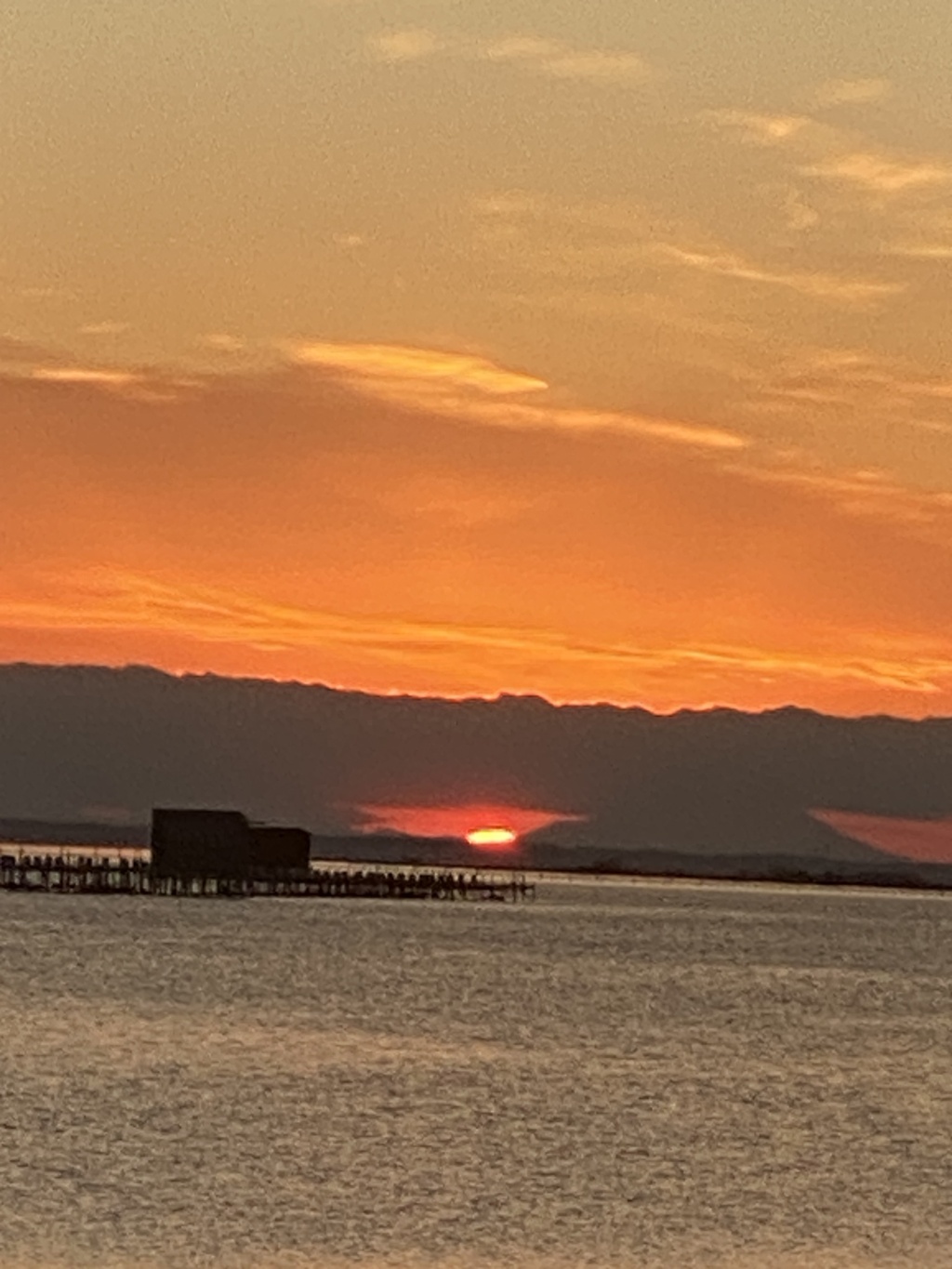 大晦日の日の入り 大晦日の日没 富士山をバックに霞ヶ浦
