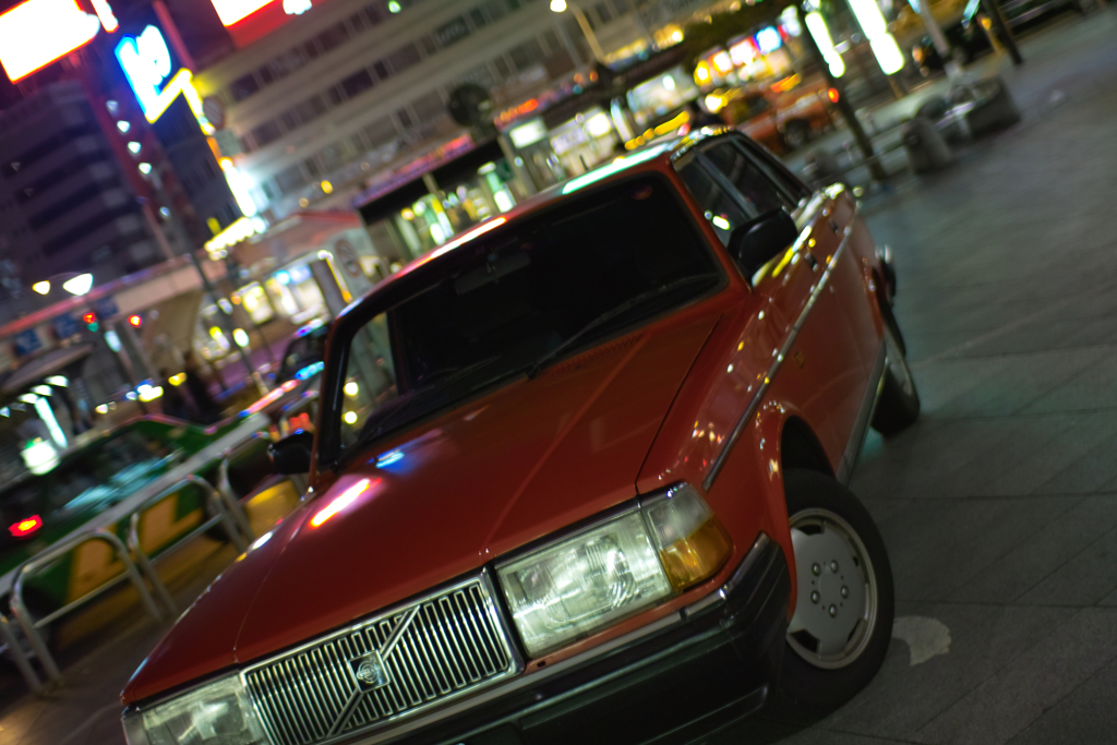 赤い車のある風景