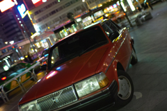 赤い車のある風景