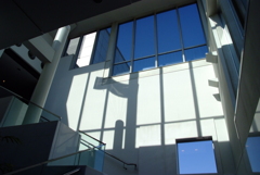 どこかの建物の中から