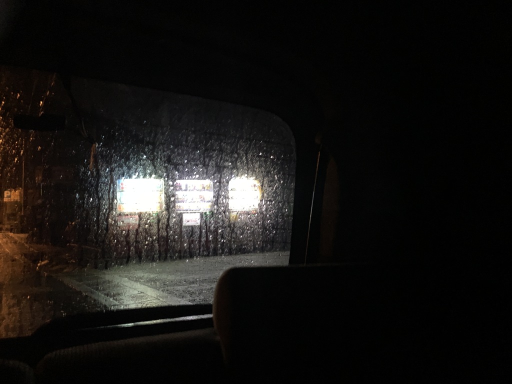 深夜の雨のドライブ、日曜深夜から月曜深夜へ、自販機