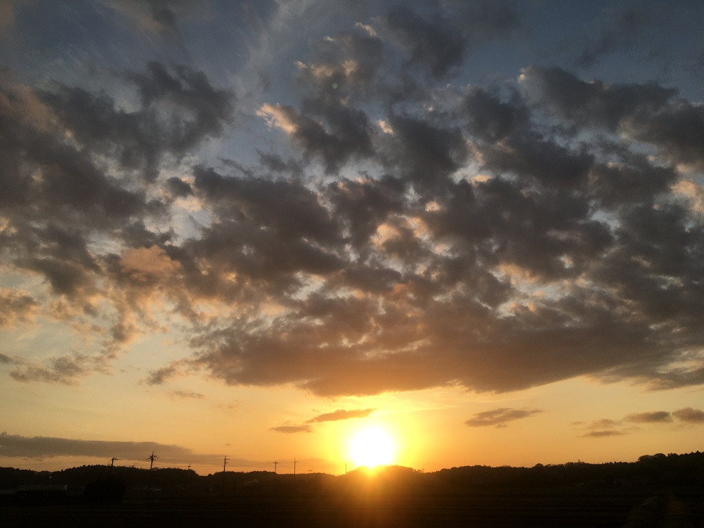 春の夕日　この後、満月が昇ります