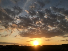春の夕日　この後、満月が昇ります