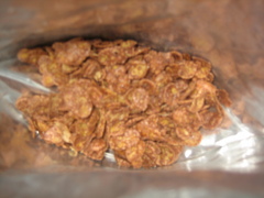 チョコフレークの残りをのぞき込む構図