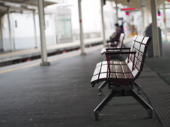 駅のベンチ