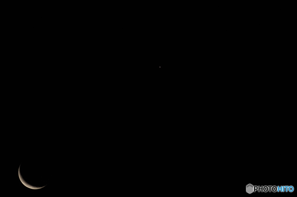 三日月（月齢26.4）＆金星