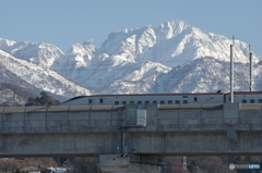 剣岳をバックに・・上り先頭車両