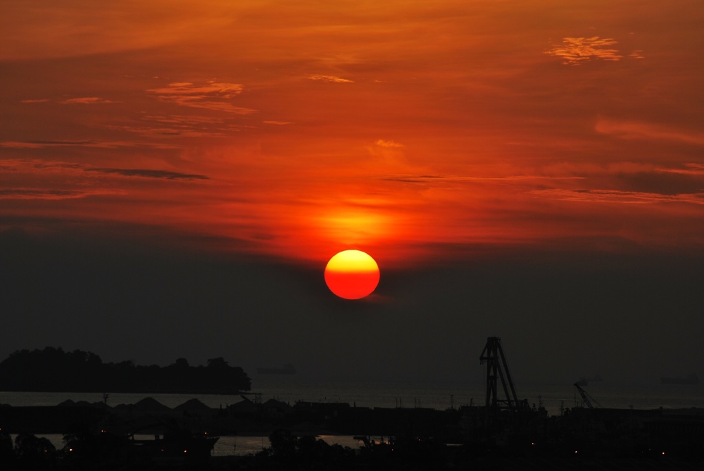 マラッカ海峡へ沈む夕日（マレーシア・マラッカにて）