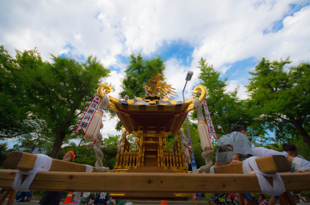 見上げれば神輿