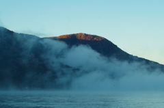 西湖に霧 山は朝陽