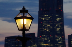 外灯とランドマークタワー
