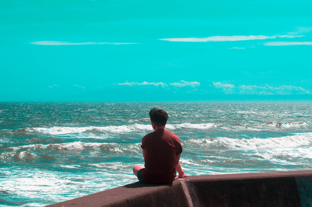 海に男