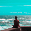 海に男