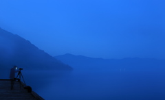 〜夜明け前の十和田湖湖畔にて〜