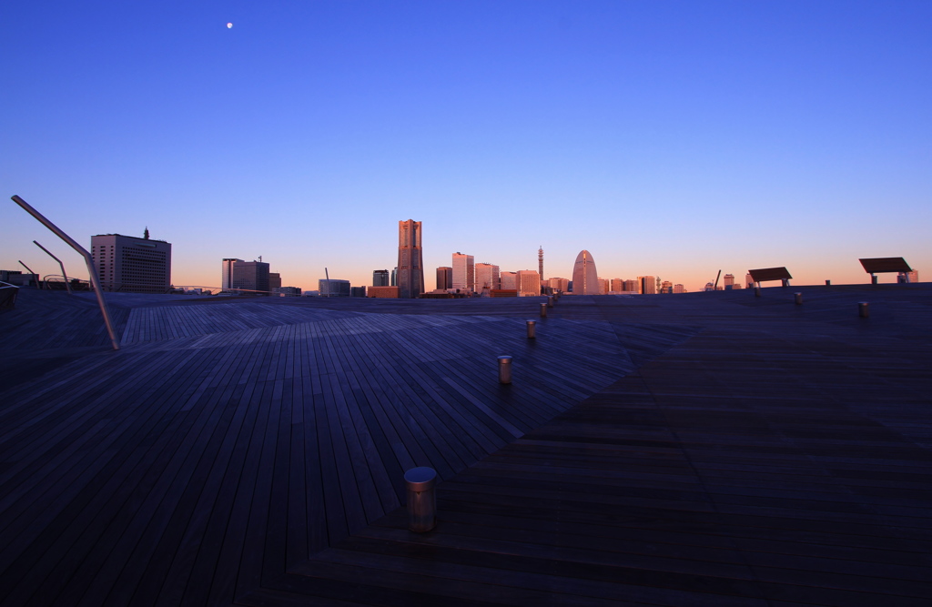 夜明けの大桟橋にて