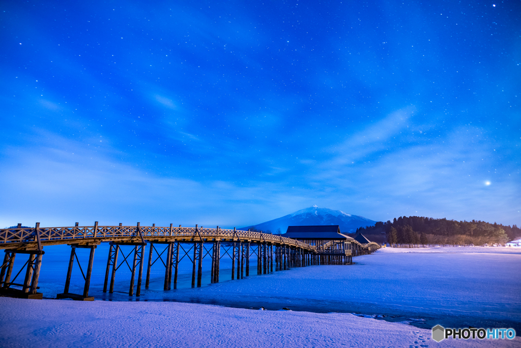 凍てつく深夜の津軽富士見湖