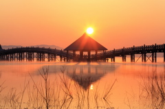 朝陽の中の鶴の舞橋