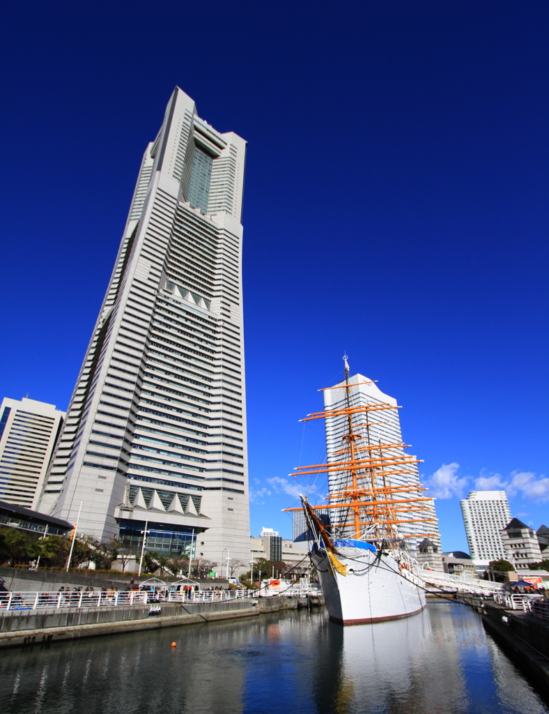 ランドマークタワーを仰ぐ