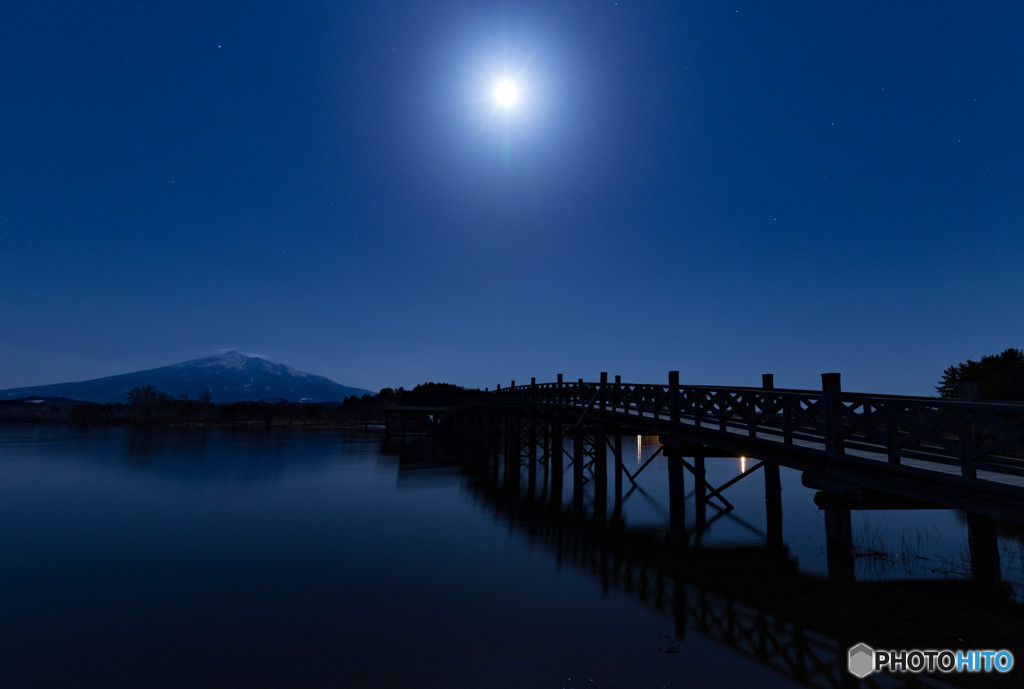 月夜の津軽富士見湖