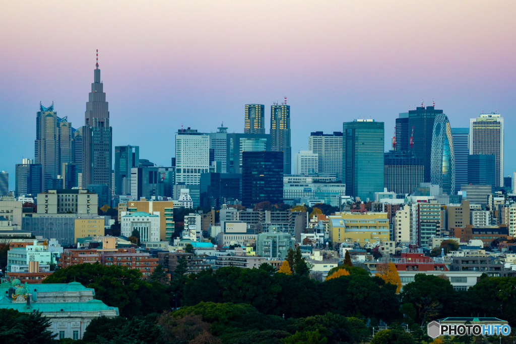 夜明け前のビル群