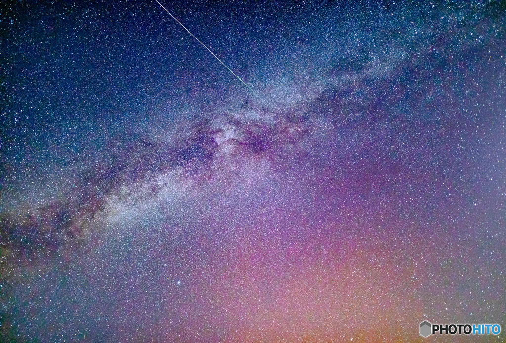 天の川に流れ星ひとつ