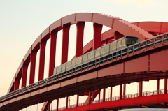 紅い神戸大橋と電車
