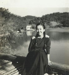 晩秋の入鹿池と女学生