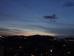 夕闇と飛行機雲
