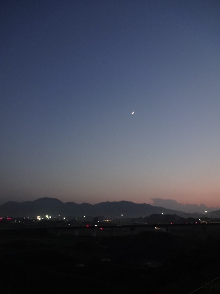 暮れなずみ後の三日月