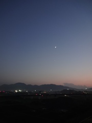 暮れなずみ後の三日月