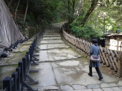 さっさと行くわよ