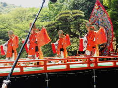 遊びをせんとや生まれけむ