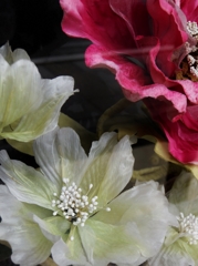 赤い造花と白い造花