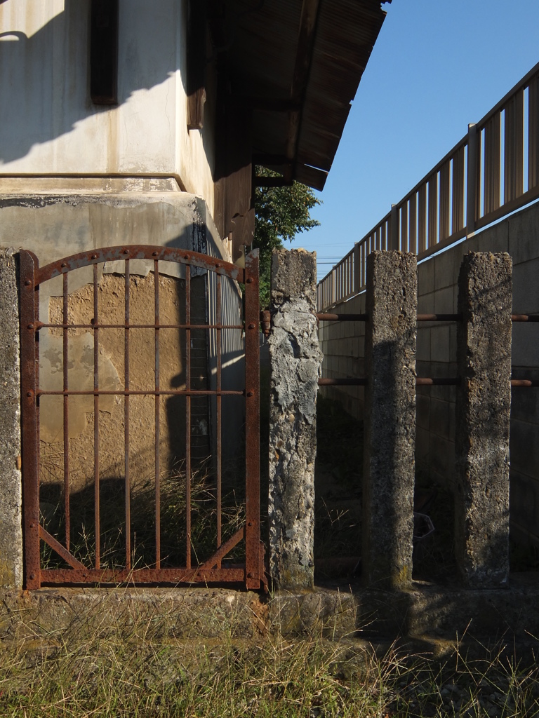 土蔵のある敷地の扉