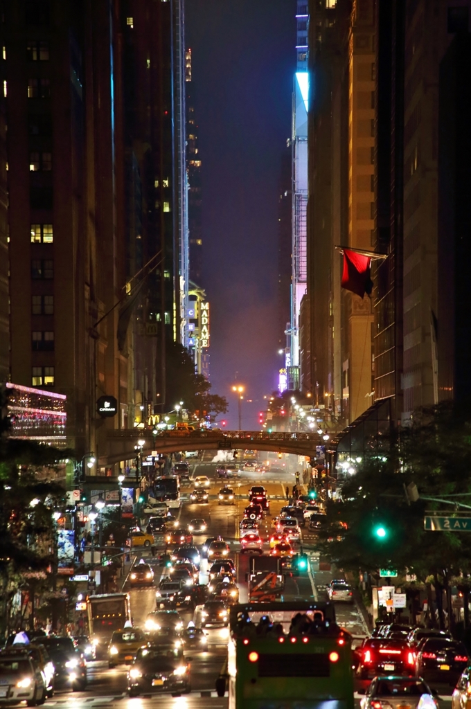 2番街 42番通りの陸橋から西方向 夜景