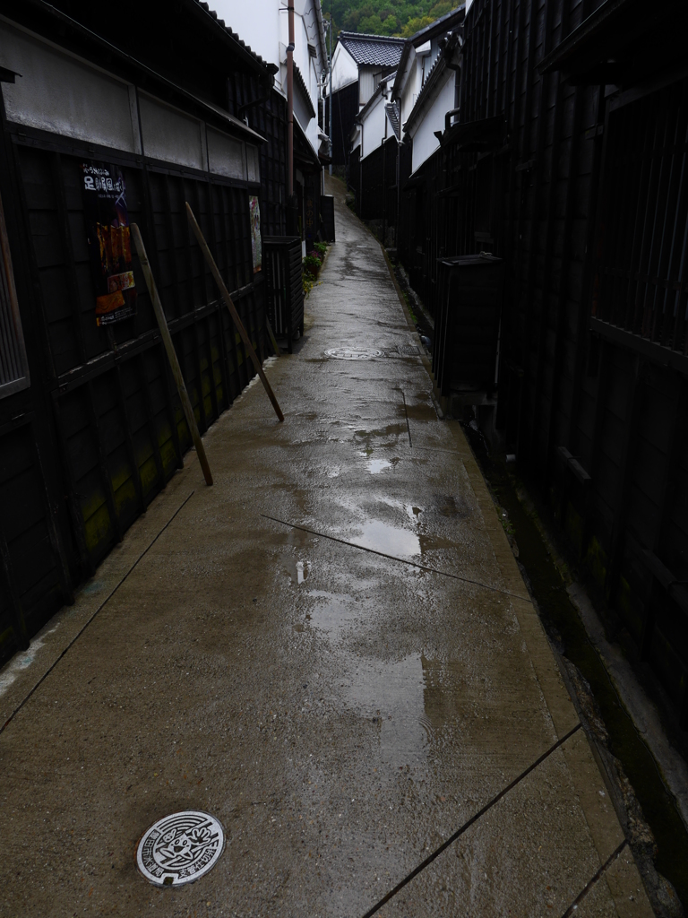 雨上がりの町　（マリリン小路）