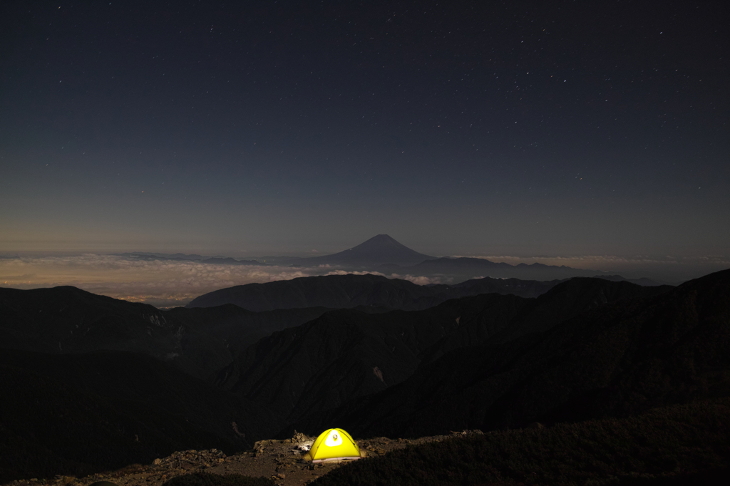 北岳山荘からの富士山（夜明け前）