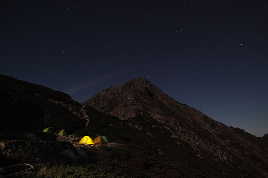 北岳山荘からの北岳（夜明け前）