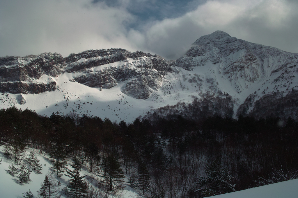 仰ぎ見る雪山