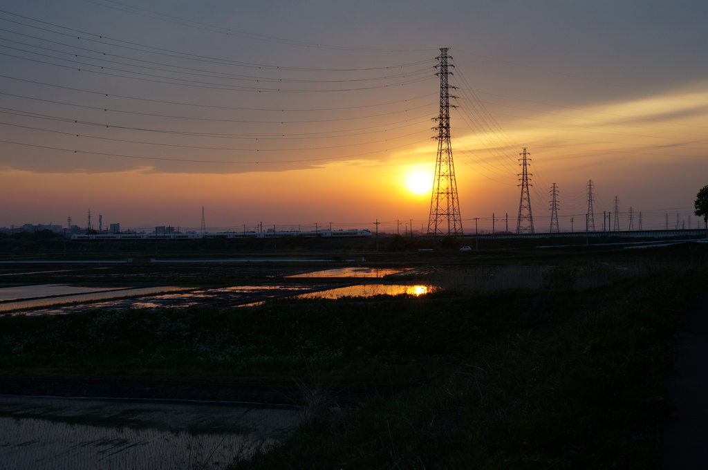 水は張られ陽は沈む