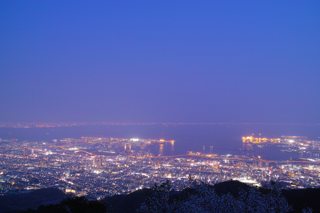 掬星台からの春霞む夜景