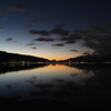 夜明けの諏訪湖で逆さ富士を遠望