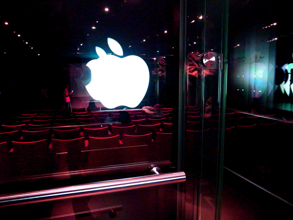 Appleストアのエレベータは初見で戸惑う