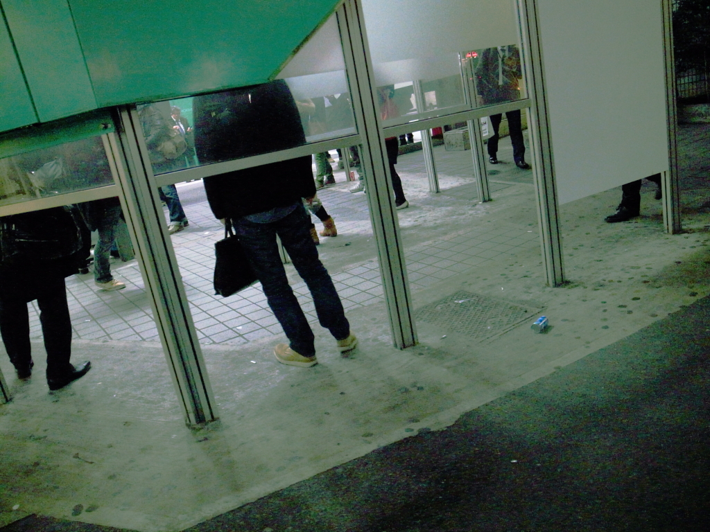 上はもくもく、下からたくさんの足、なーんだ